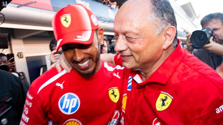 Erster Sieg für Ferrari: Fred Vasseur (r.) freut sich für seinen Schützling Lews Hamilton.