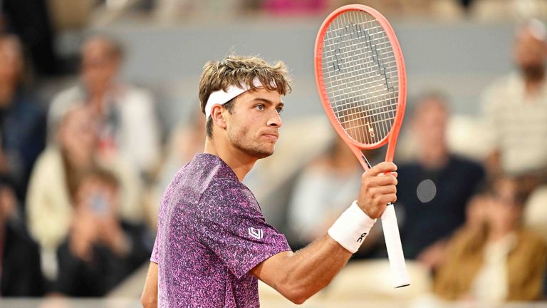 Flavio Cobolli schlägt Felix ... und zieht ins Halbfinale der French Open ein.