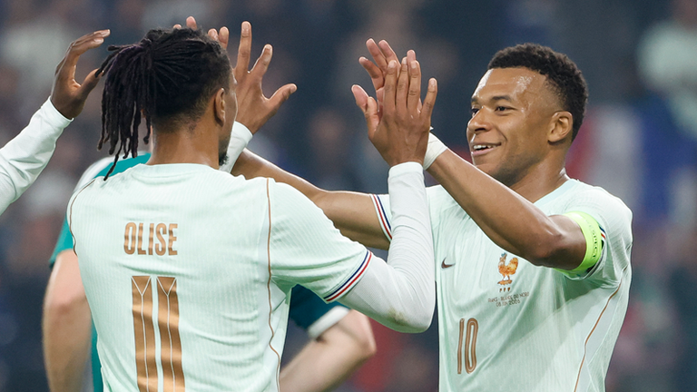 Heute starten Michael Olise (l.) und Kylian Mbappe (r.) mit Les Bleus gegen Senegal in die WM. Ab 21:00 Uhr live auf MagentaTV. 