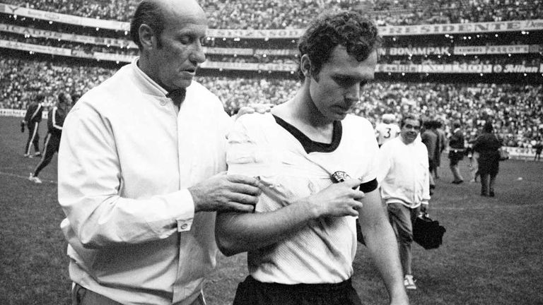 Franz Beckenbauer (r.) und Bundestrainer Helmut Schön verloren bei der WM 1970 das "Jahrhundertspiel" gegen Italien.