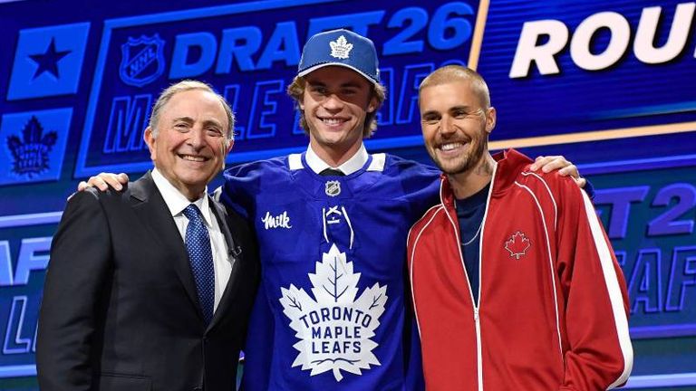 Gavin McKenna (Mitte) in den Armen von NHL-Commissioner Gary Bettman (l.) und Pop-Star Justin Bieber (r.).