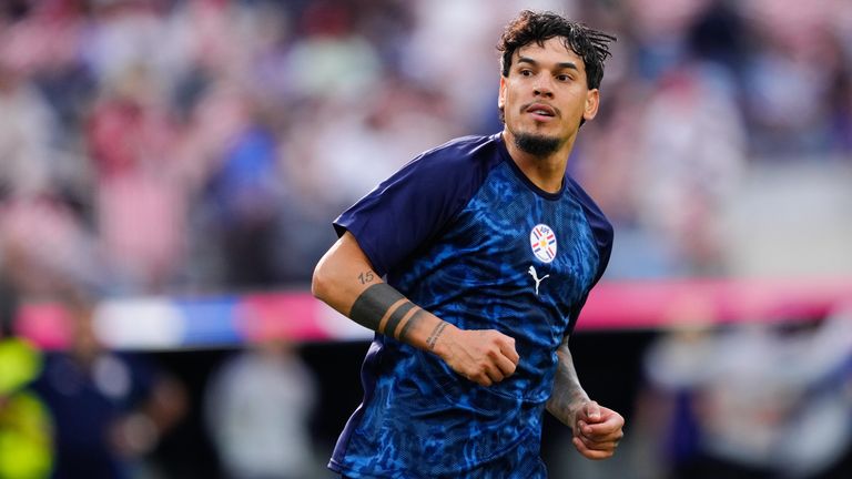Vor dem WM-Sechzehntelfinale gegen Deutschland hat Paraguays Kapitän Gustavo Gómez einen kampfbetonten Auftritt angekündigt. 