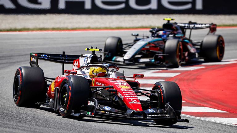 Lewis Hamilton hievte sich mit einer alternativen Strategie in die Führung des Barcelona-GPs.