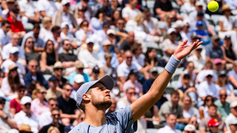 Yannick Hanfmann gewinnt überraschend sein Auftaktspiel in Halle.