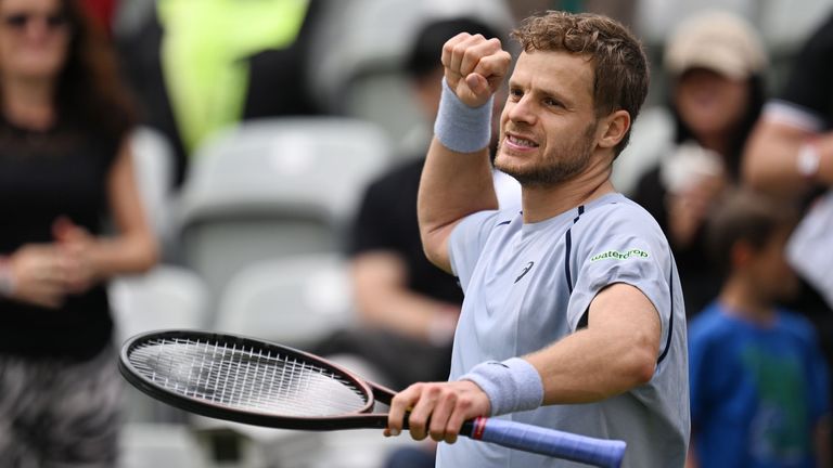 Yannick Hanfmann feiert den Einzug ins Achtelfinale in Stuttgart.