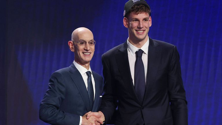 Center Hannes Steinbach (r.) wurde beim NBA Draft 2026 von den Charlotte Hornets gepickt. 