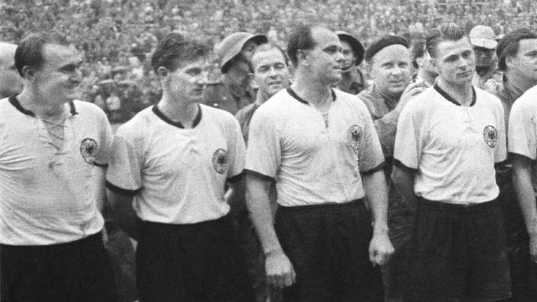 WM 1954: Beim ersten Gruppenspiel gegen die Türker eröffnete Hans Schäfer (2. v.l.) mit seinem Ausgleichstor in der 13, Minute 