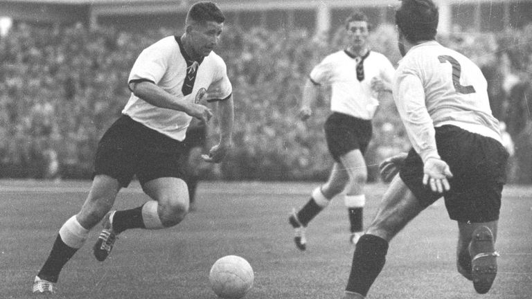 WM 1958: Helmut Rahn traf beim ersten deutschen Gruppenspiel gegen Argentinien das erste mal für das Turnier. In der 32. Minute glich er