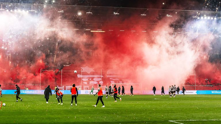 Beim Stadtderby der beiden Hamburger Klubs zündeten beide Fanlager Pyrotechnik.