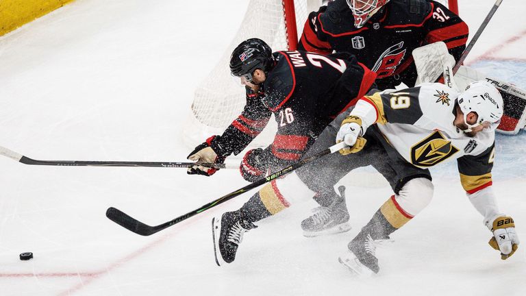 Feierten beim 4:2-Heimsieg einen großen Schritt Richtung NHL-Triumph: Die Carolina Hurricanes.