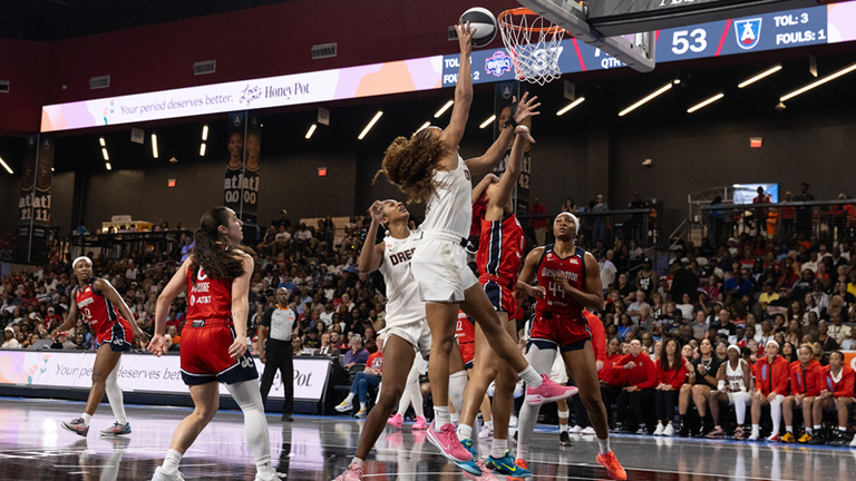 Indiana (w.) schlägt Washington (r.) mit 78:76. In der Nacht von Samstag auf Sonntag geht es gegen Connecticut. 