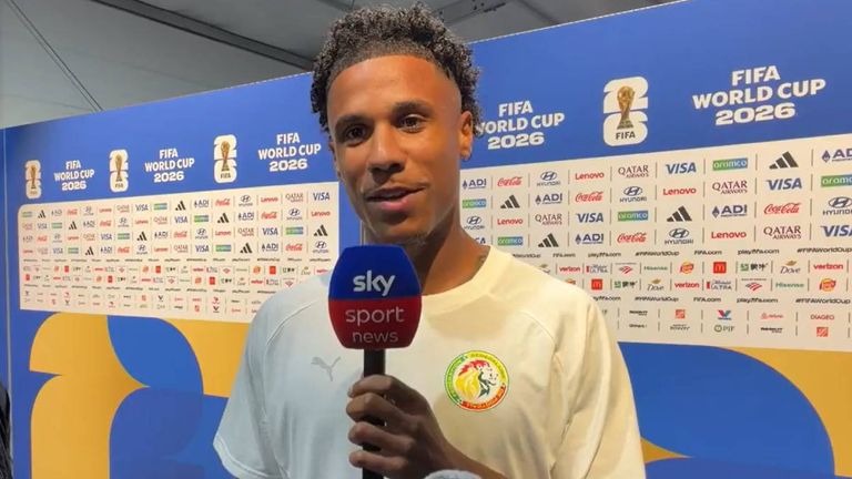 Ismail Jakobs am Sky Sport Mikrofon nach dem Spiel zwischen Senegal und Norwegen.