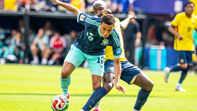 Jamal Musiala (vorne) waren gegen Ecuadors Moises Caicedo zumeist auf verlorenem Posten.