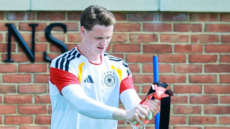 Jonas Urbig muss gegen Curacao auf der Tribüne Platz nehmen.