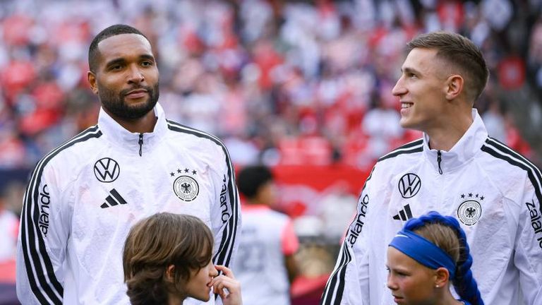 Jonathan Tah (l.) und Nico Schlotterbeck (r.)
