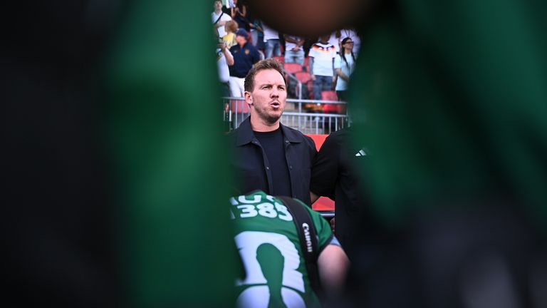 Julian Nagelsmann fühlt sich bei den Nationalhymnen bedrängt.
