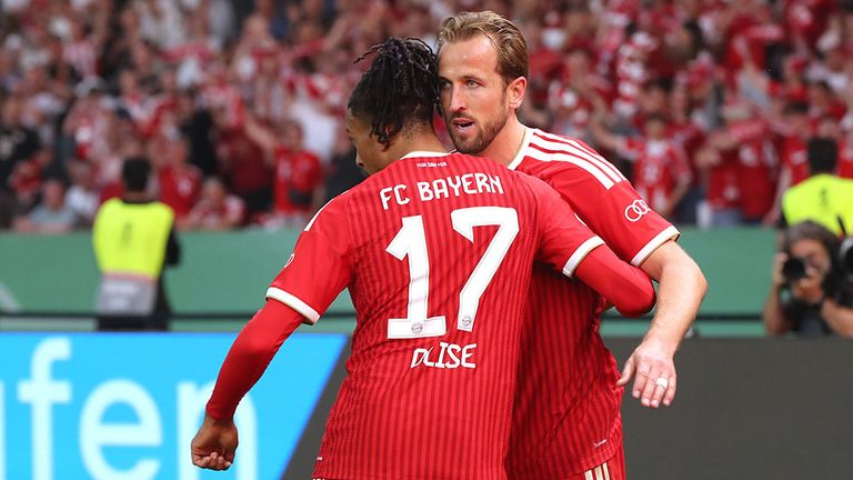Die Bayern-Stars Harry Kane (r.) und Michael Olise bejubeln ein Tor im DFB-Pokalfinale.