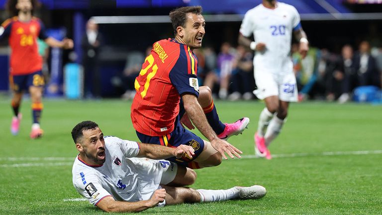 Mikel Oyarzabal (oben) verzweifelte mit Spanien beim WM-Auftakt an Kap Verde.