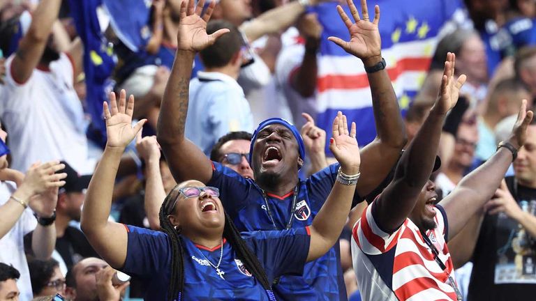 Fans der Mannschaft von Kap Verde bejubeln das Unentschieden gegen Uruguay.