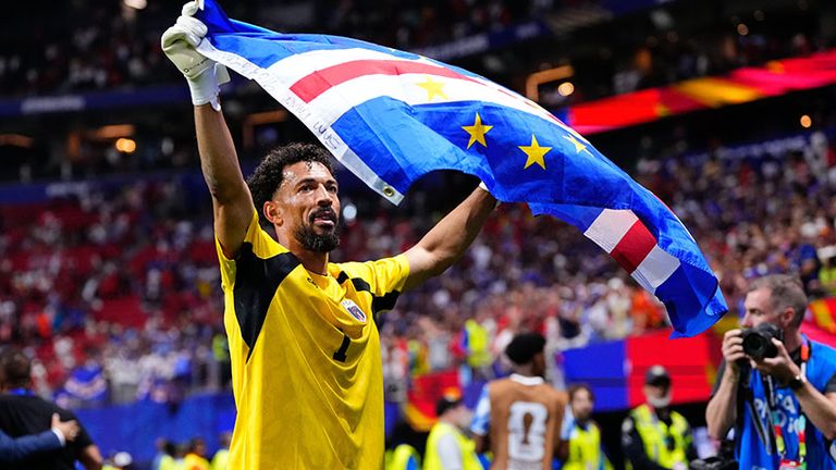 Torwart Vozinha präsentiert nach dem Remis von Kap Verde gegen Spanien stolz die Landesflagge.