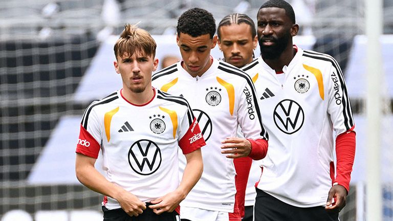 Lennart Karl (l.) hat sich im DFB-Abschlusstraining verletzt.
