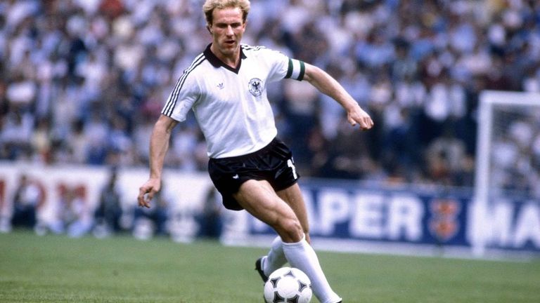 WM 1982: Im ersten Gruppenspiel traf Deutschland auf Algerien. Karl-Heinz Rummenigge traf zwar in der 68. Minute, am Ende unterlag 