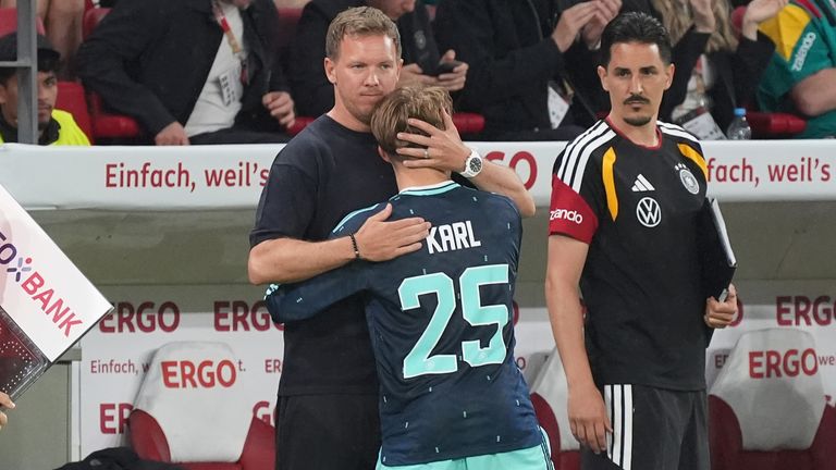 Lennart Karl hätte bei der WM eine tragende Rolle im DFB-Team spielen können. Nun muss der Youngster wochenlang pausieren.