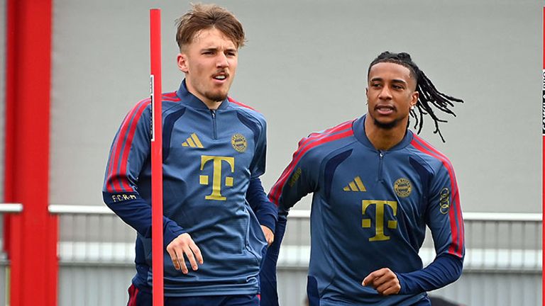 Lennart Karl (l.) im Bayern-Training mit Teamkollege Michael Olise.