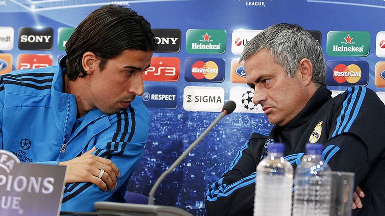 Sami Khedira (l.) im Gespräch mit seinem damaligen Cheftrainer Jose Mourinho.