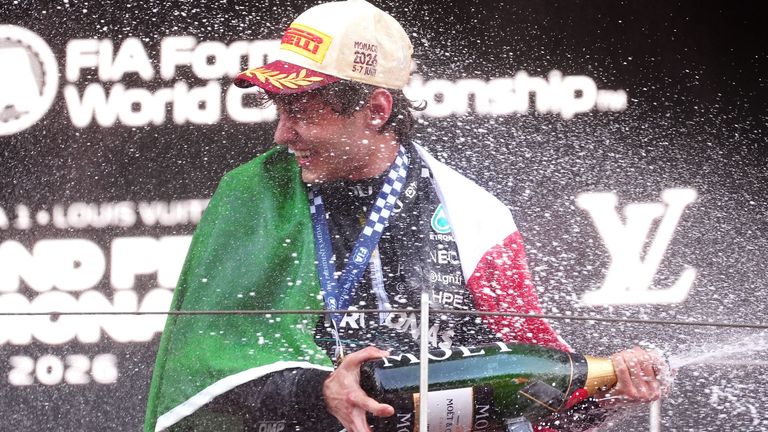 Kimi Antonelli feiert seinen Sieg beim Monaco GP.
