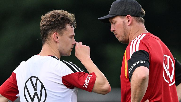 Julian Nagelsmann (r.) im Gespräch mit seinem Kapitän Joshua Kimmich. 