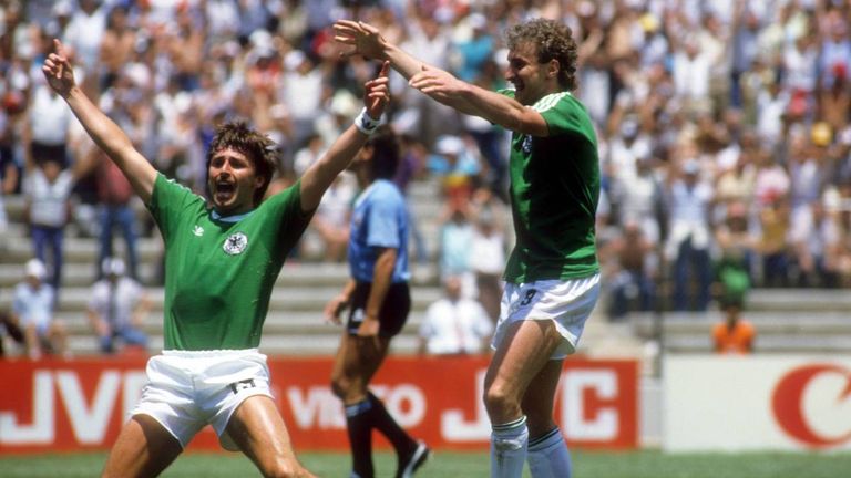 WM 1986: Klaus Allofs (l.) eröffnet das Turnier für die Deutschen. Beim ersten Spiel gegen Uruguay erzielt er in der 84. Minute den Ausgleic