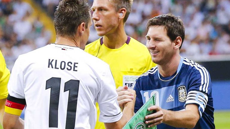 Miroslav Klose und Lionel Messi vor einem Testspiel zwischen Deutschland und Argentinien im Jahr 2012.