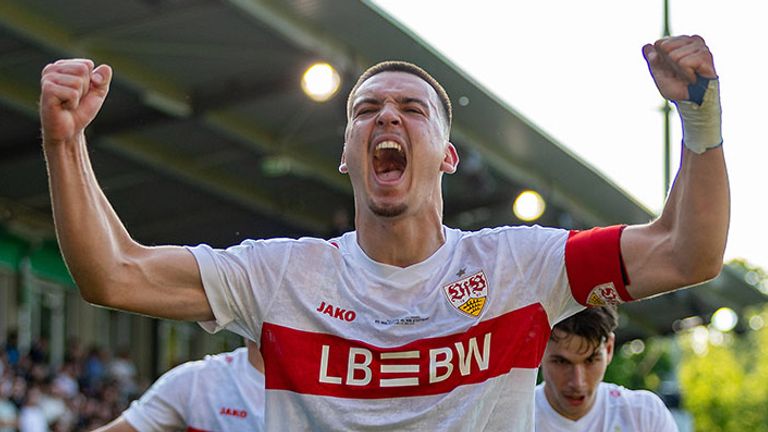 Ivan Knezevic bejubelt ein Tor für die U19 des VfB Stuttgart.