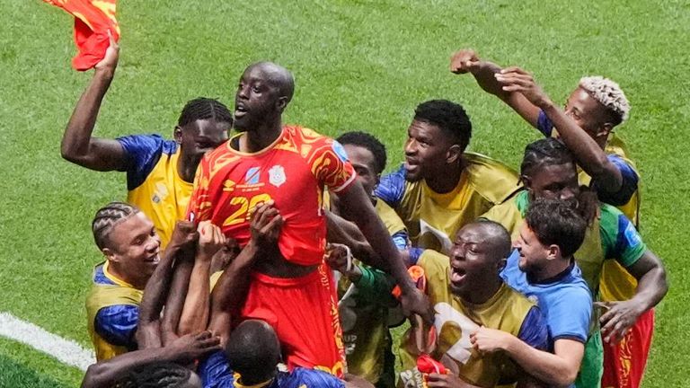 Kongo-Spieler Fiston Mayele wird nach einem Tor gefeiert.