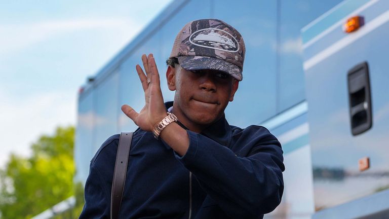 Zeigte sich vor dem WM-Auftakt von Spanien undercover in einem Walmart: Lamine Yamal.