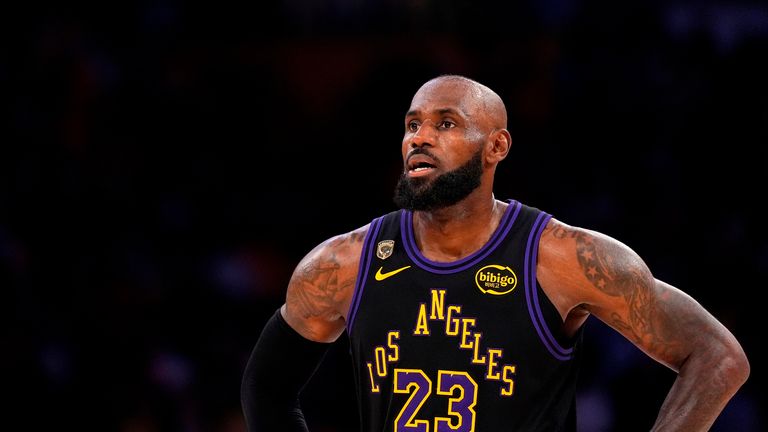 LeBron James verlängert seine Karriere um ein weiteres Jahr - aber nicht bei den Los Angeles Lakers .
