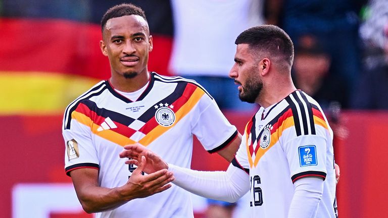 Jamie Leweling (l.) klatscht mit DFB- und VfB-Teamkollege Deniz Undav.