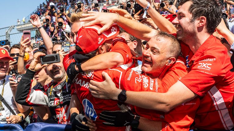 Lewis Hamilton feiert mit dem Ferrari-Team seinen ersten Sieg für den Traditionsrennstall. 