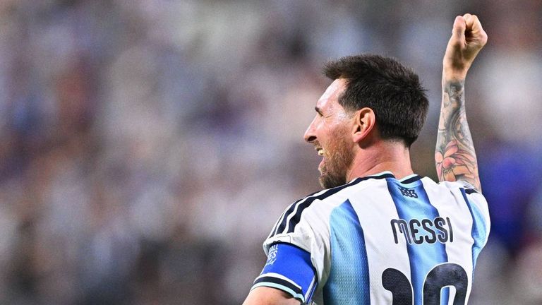 Lionel Messi schießt im Gruppenspiel gegen Algerien drei Tore für Argentinien.