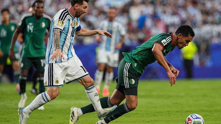 Lionel Mesi trifft Algeriens Aissa Mandi mit der offenen Sohle von hinten an der Wade.