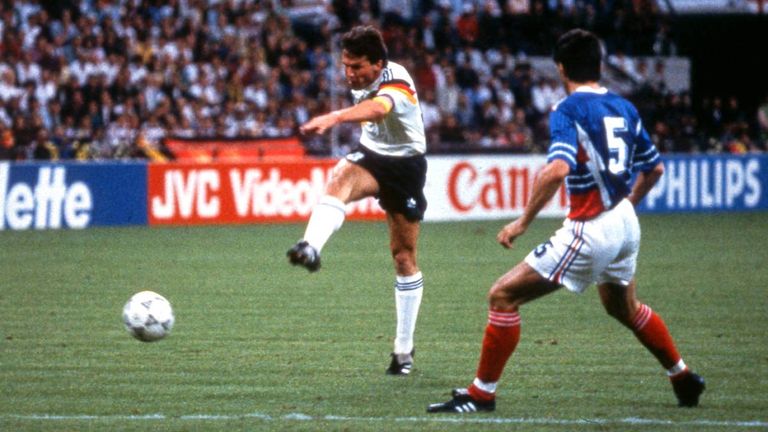 WM 1990: Beim furiosen 4:1-Sieg gegen Jugoslawien schoss Lothar Matthäus in der 29. Minute das erste Mal den Ball ins Netz. Nach dem Turnier