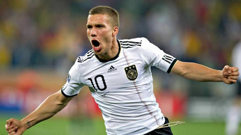 WM 2010: Das erste Gruppenspiel absolvierte die DFB-Elf gegen Australien. Lukas Podolski traf in der achten Minute, das Spiel wurde mit eine