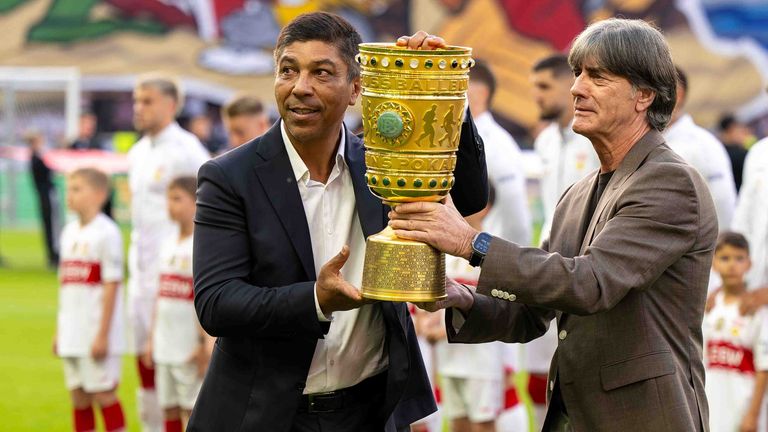 Giovane Elber (l.) und Joachim Löw präsentieren den Pokal.