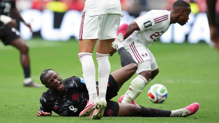 Assim Madibo (23) wird nach einem harten Foul an Ismael Kone lange gesperrt.