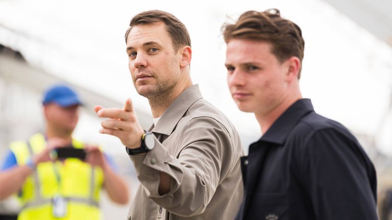 Manuel Neuer (l.) und Jonas Urbig (r.) sind mittlerweile mit der deutschen Nationalmannschaft in Chicago gelandet.