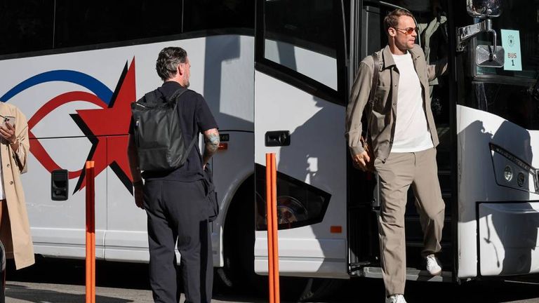 Manuel Neuer verließ als Erster den Team-Bus bei der Ankunft.
