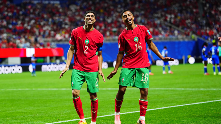 Gessime Yassine (r.) und Achraf Hakimi jubeln nach ihren Treffern beim Sieg gegen Haiti. In der Nacht auf Dienstag trifft Marokko im Sechzehntelfinale auf die Niederlande – live und exklusiv bei MagentaTV.