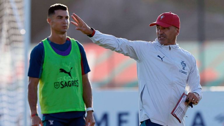 Christiano Ronaldo (l.) und Trainer Roberto Martinez (r.)