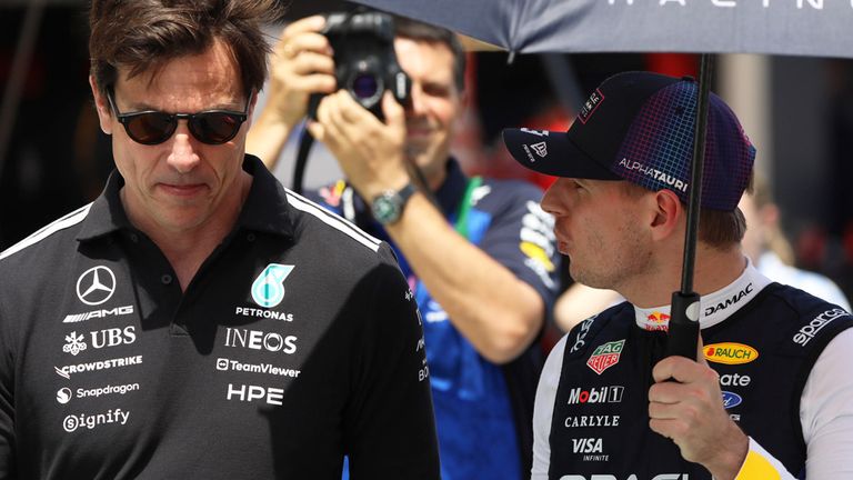 Red-Bull-Superstar Max Verstappen (r.) und Mercedes-Teamchef Toto Wolff im Gespräch.